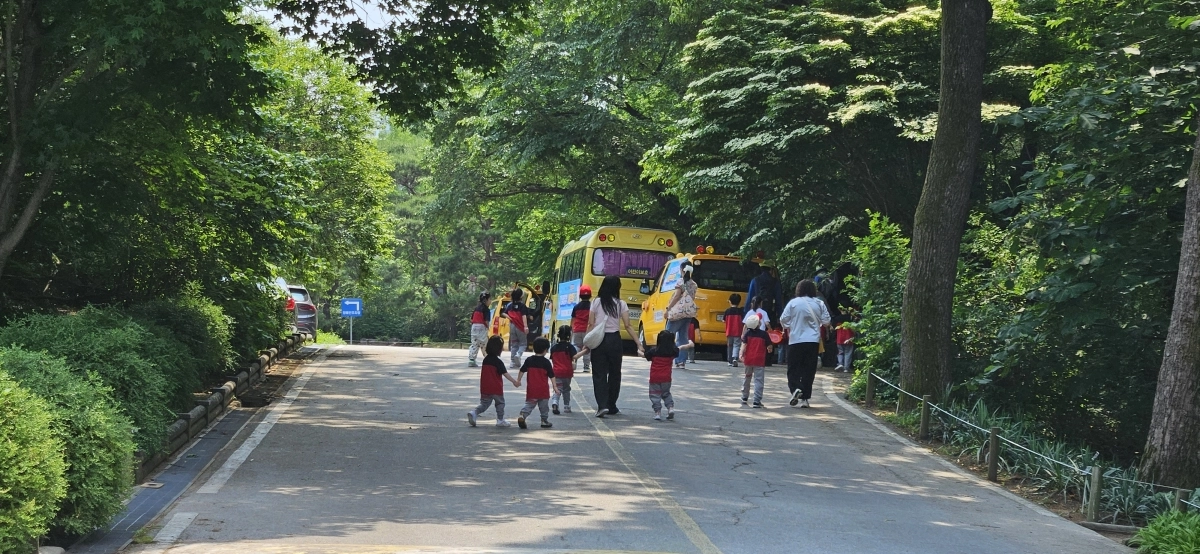 도시숲을 찾은 어린이들. 국립산림과학원 제공