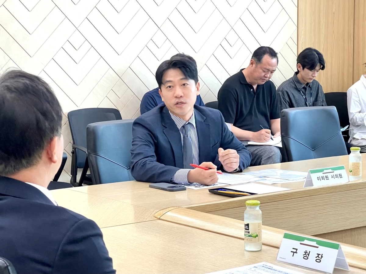 지난 24일 동작구청에서 열린 간담회에 참석해 의견을 제시하는 이희원 의원. 서울시의회 제공