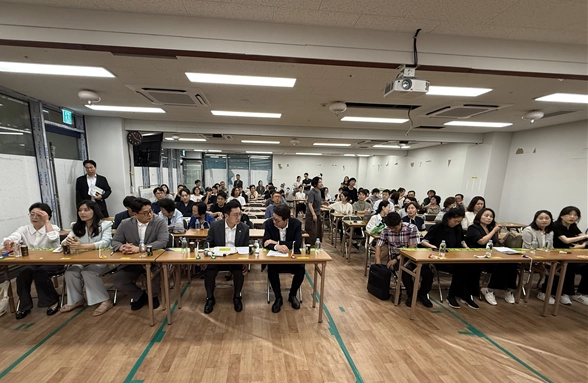 지난 23일 신동욱 국회의원과 함께 ‘방배초·이수초 통학구역 조정에 따른 간담회’를 실시한 고광민 서울시의원. 서울시의회 제공