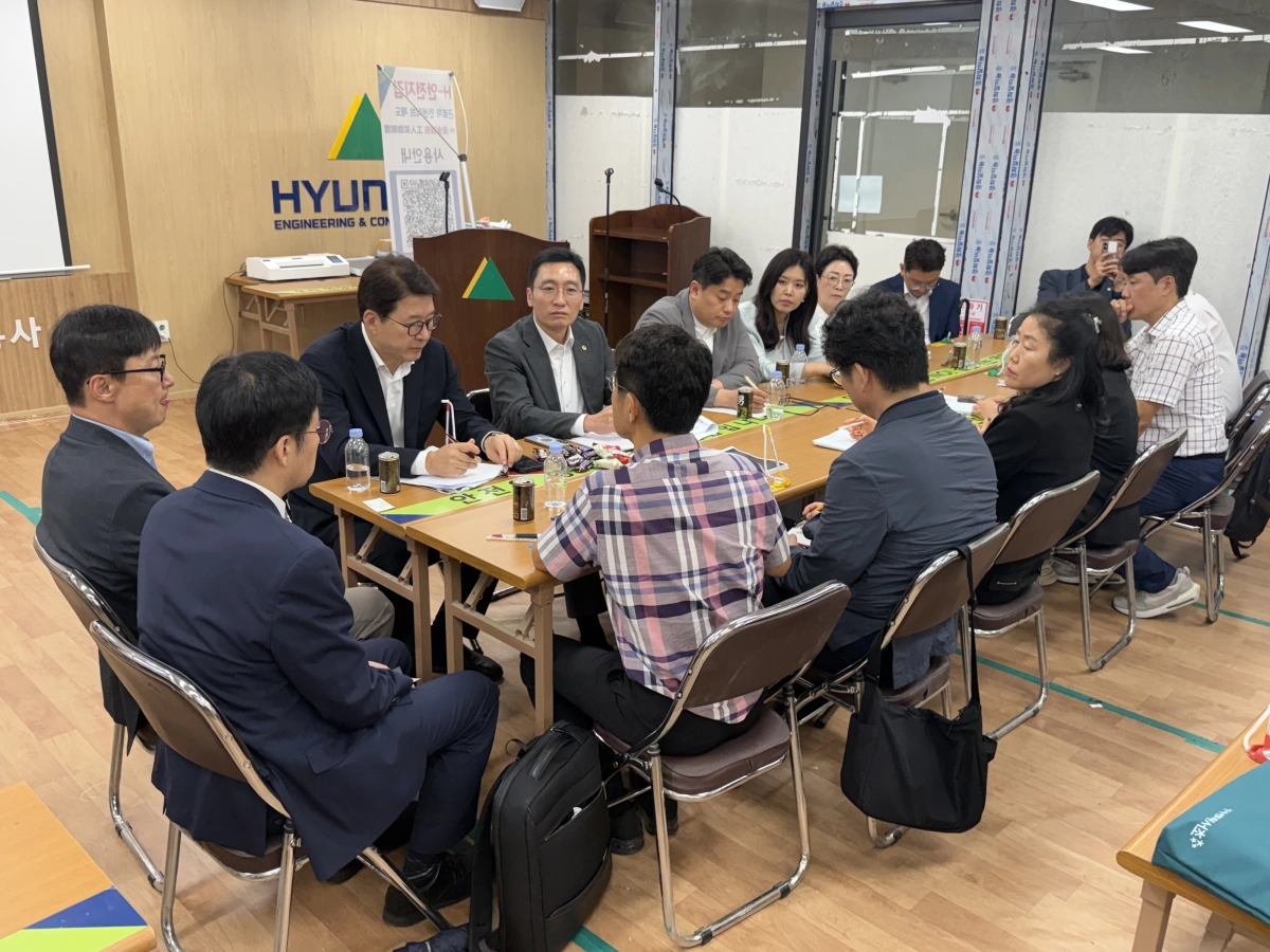 지난 23일 신동욱 국회의원과 함께 ‘방배초·이수초 통학구역 조정에 따른 간담회’를 실시한 고광민 서울시의원. 서울시의회 제공