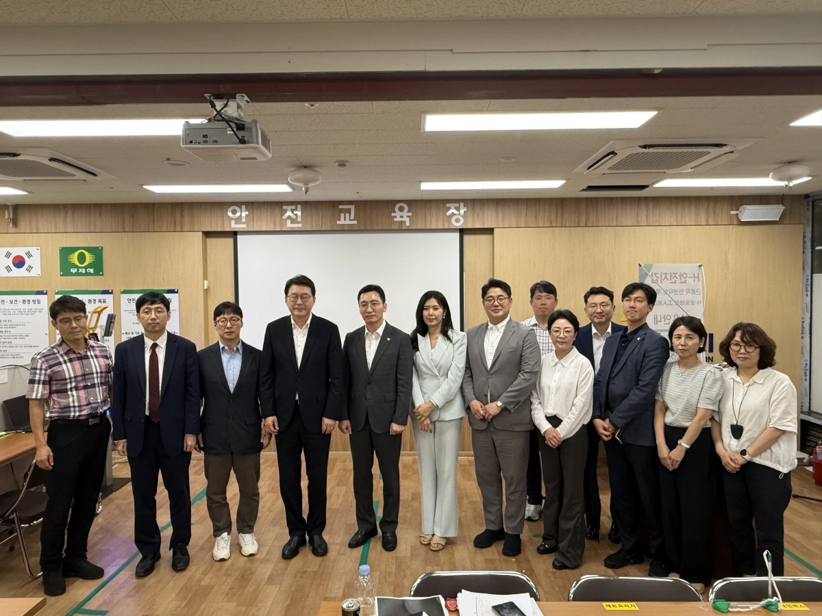 지난 23일 ‘방배초·이수초 통학구역 조정에 따른 간담회’ 후 신동욱 국회의원과 고광민 서울시의원을 비롯한 참석자들이 기념촬영을 하고 있다. 서울시의회 제공
