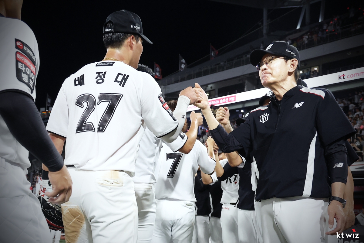 이강철 kt 감독이 지난 7일 키움전에서 승리한 뒤 더그아웃으로 돌아오는 선수들을 격려하고 있다.  kt 위즈 제공