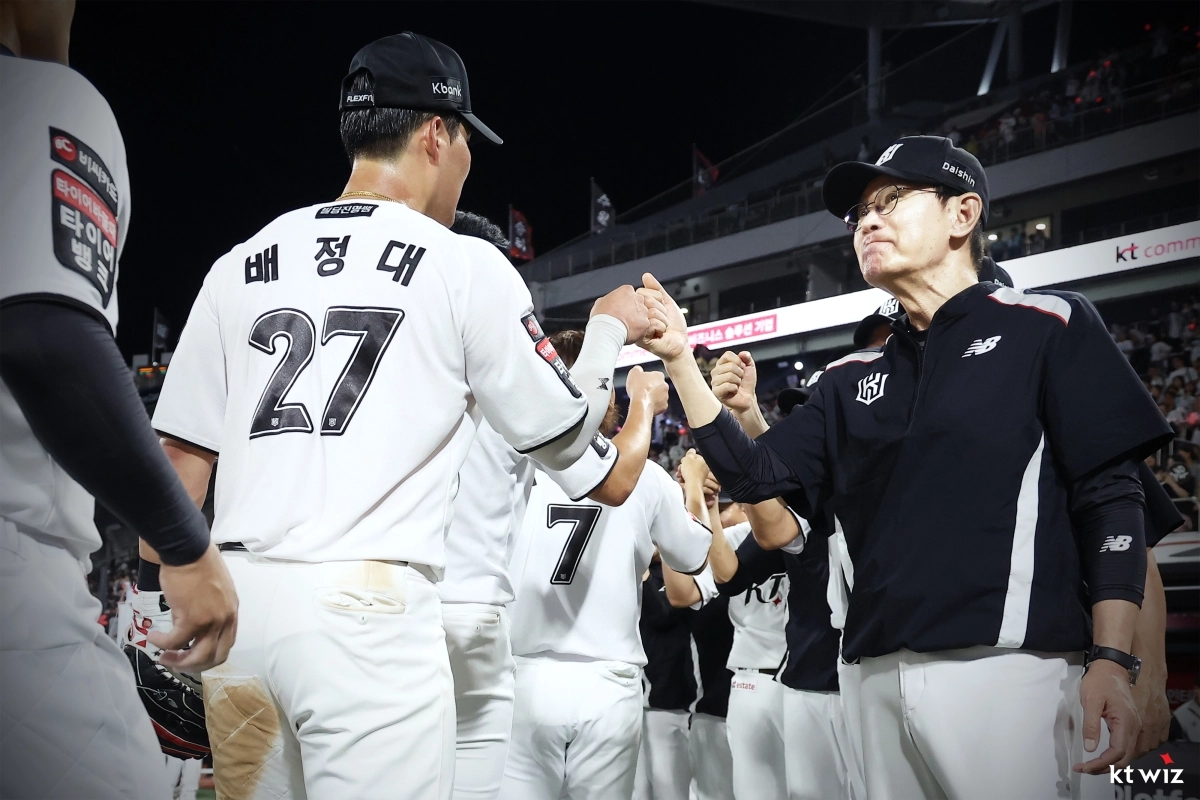 이강철 kt 감독이 지난 7일 키움전에서 승리한 뒤 더그아웃으로 돌아오는 선수들을 격려하고 있다.  kt 위즈 제공