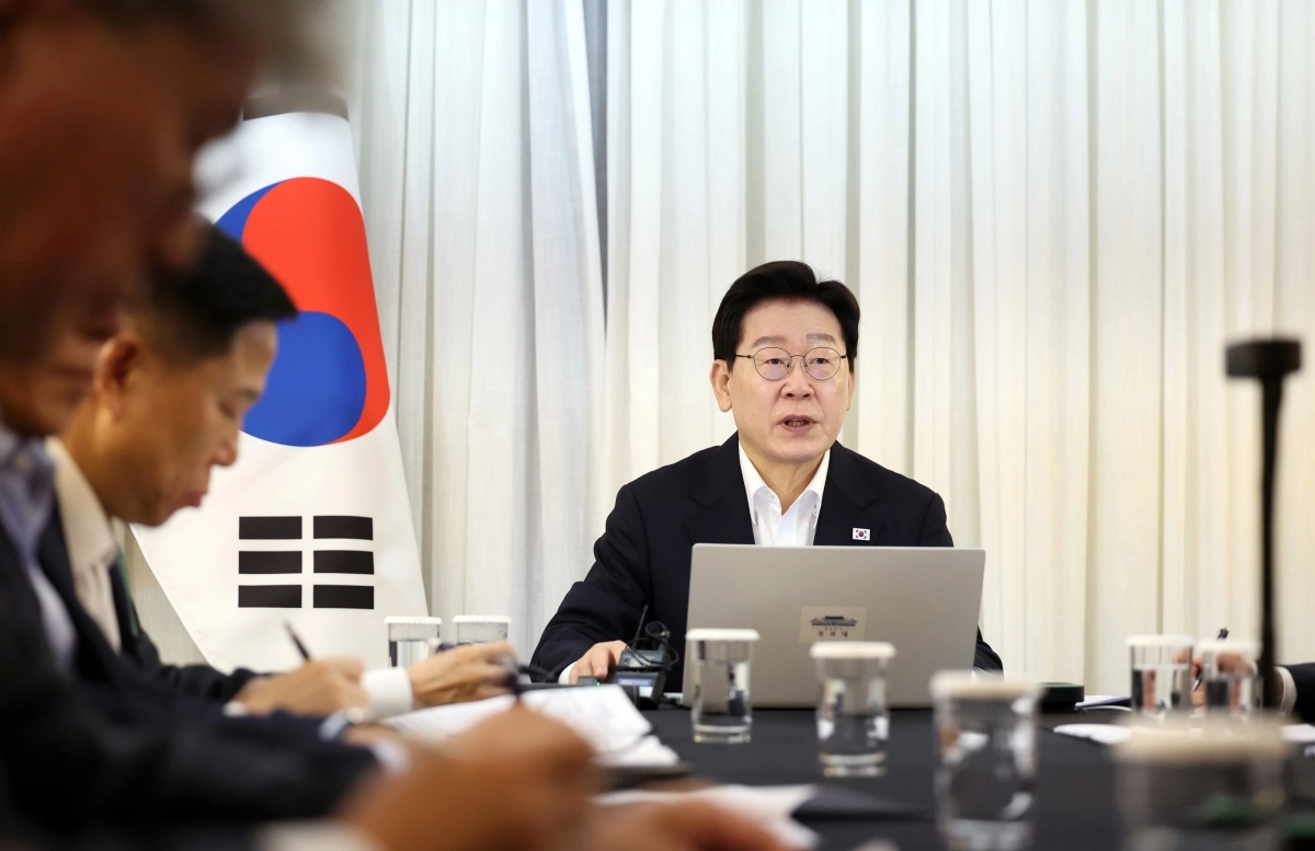 브라질을 국빈 방문 중인 이재명 대통령이 26일(현지시간) 브라질리아 한 호텔에서 화상 수석보좌관회의를 주재하고 있다. 2026.7.27 연합뉴스