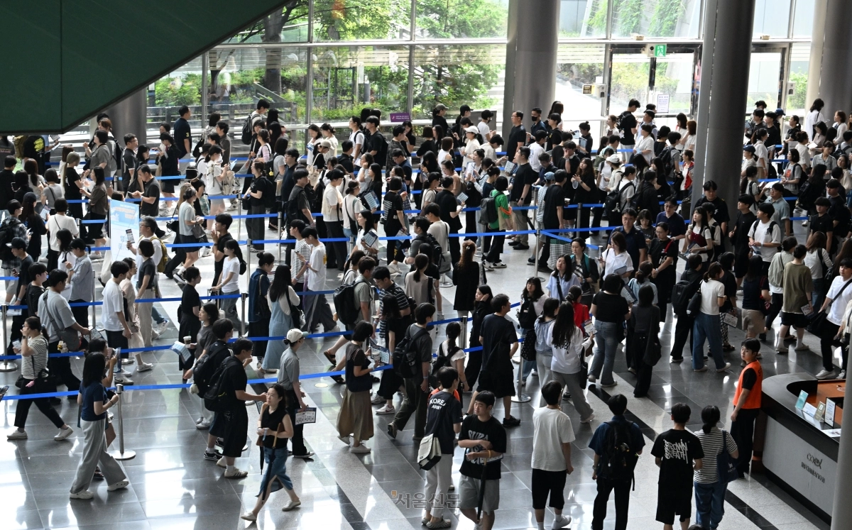 23일 서울 강남구 코엑스에서 열린 2027학년도 수시대학입학정보박람회를 찾은 사람들이 입장하고 있다. 2026.7.23 도준석 전문기자