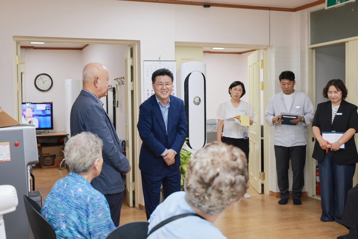 한대희 군포시장이 군포1동 경로당을 방문해 인사하고 있다. 군포시 제공