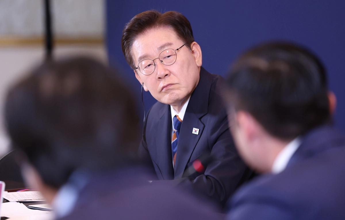 이재명 대통령이 25일(현지시간) 미국 샌프란시스코 한 호텔에서 열린 실리콘밸리 벤처투자 밋업에서 참석 VC 대표의 발언을 듣고 있다. 2026.7.26 샌프란시스코 연합뉴스