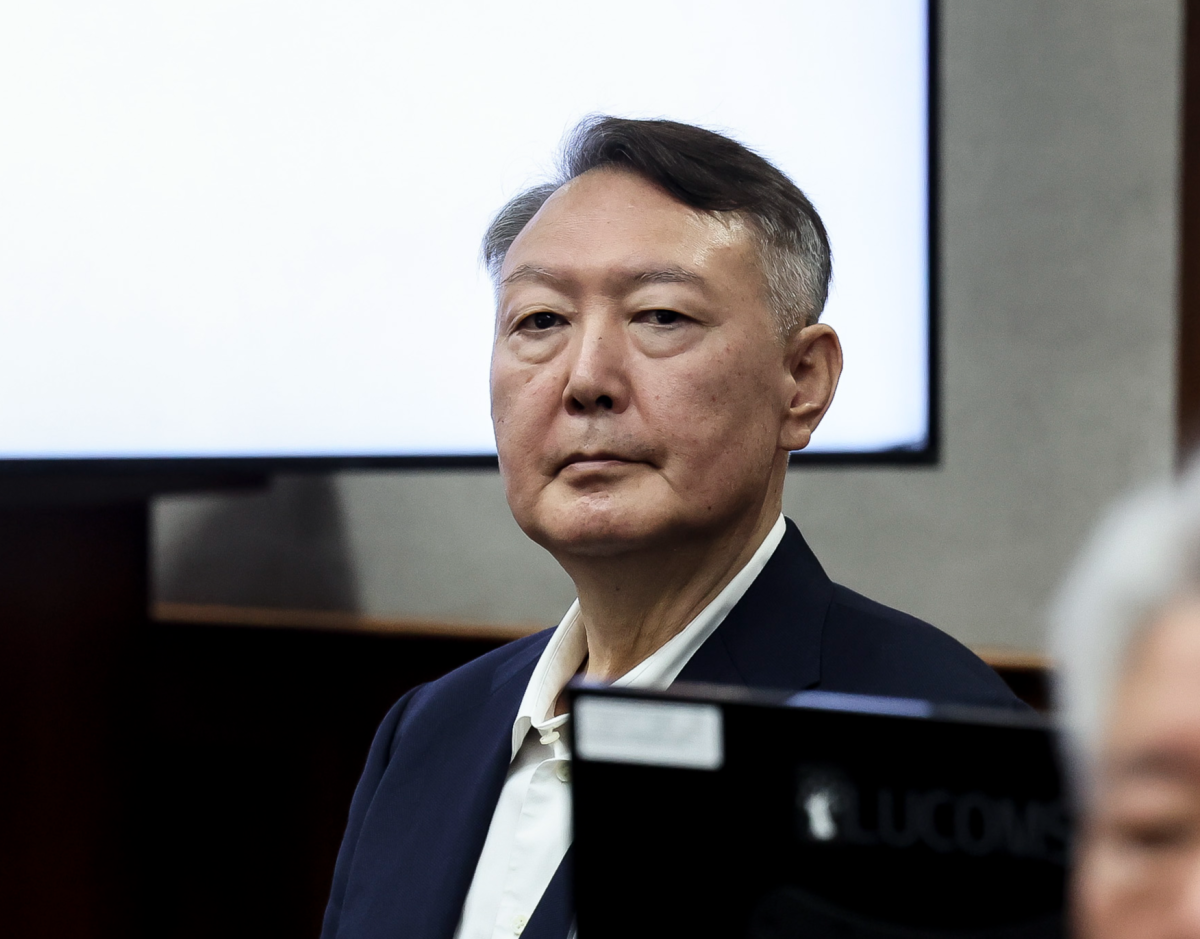 윤석열 전 대통령이 지난해 9월 26일 서울 서초구 서울중앙지방법원에서 열린 ‘특수공무 집행 방해, 직권남용 권리행사 방해 혐의’ 첫 재판에 출석해 있다. 사진공동취재단