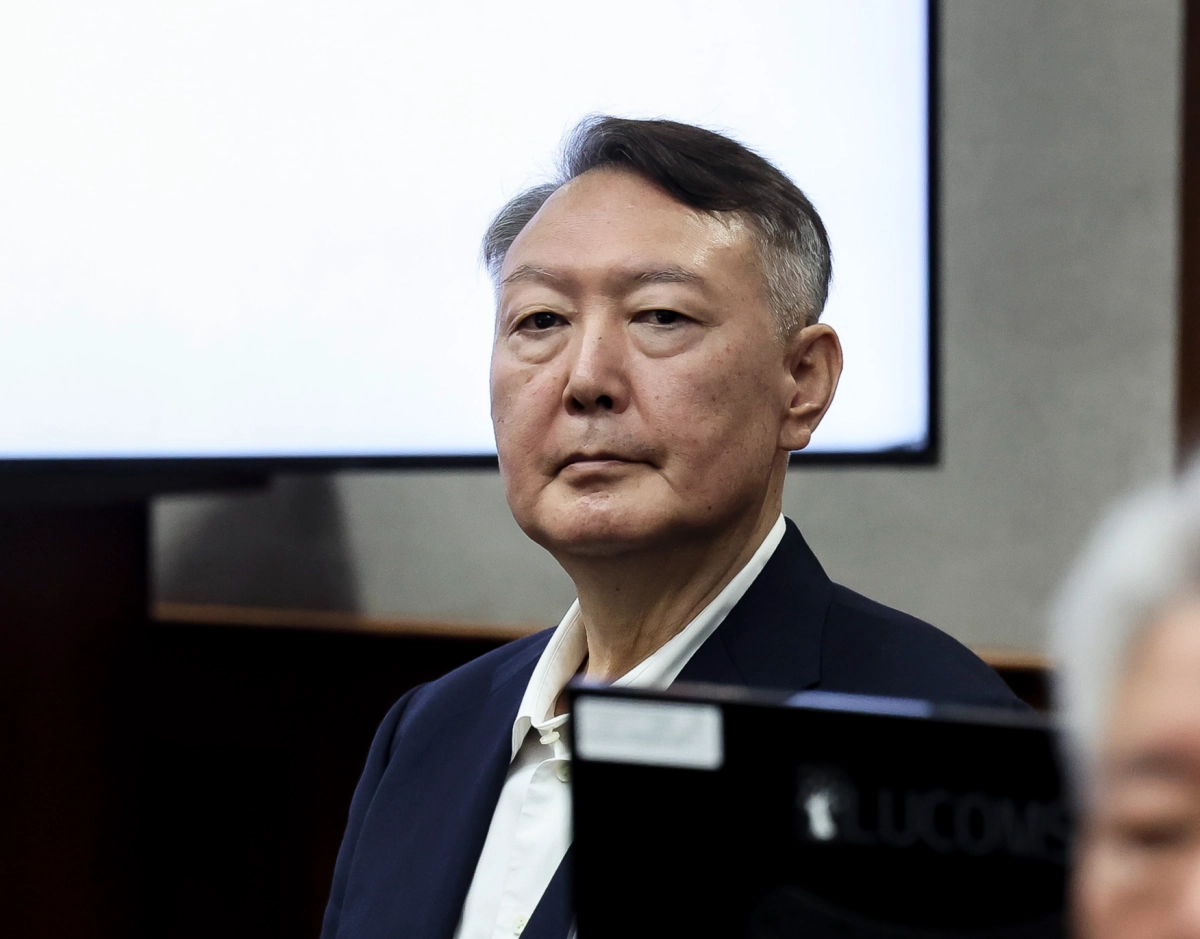 윤석열 전 대통령이 지난해 9월 26일 서울 서초구 서울중앙지방법원에서 열린 ‘특수공무 집행 방해, 직권남용 권리행사 방해 혐의’ 첫 재판에 출석해 있다. 사진공동취재단