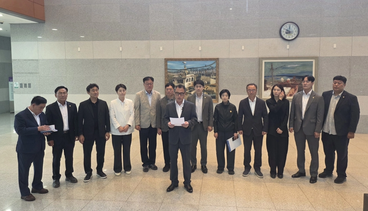 경북 포항시의회에서 27일 기자회견을 열고 있는 김종익 시의원. 김형엽 기자