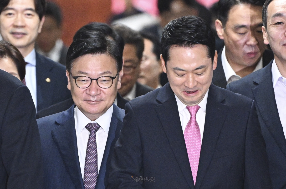 장동혁(오른쪽) 국민의힘 대표, 정점식 원내대표를 비롯한 지도부가 27일 국회에서 열린 최고위원회의에 참석하고 있다. 2026.7.27 이지훈 기자