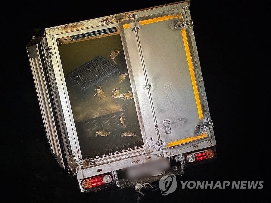 바다에 빠져 인양된 꽃게 불법 유통 탑차. 연합뉴스