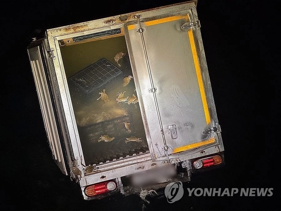 바다에 빠져 인양된 꽃게 불법 유통 탑차. 연합뉴스