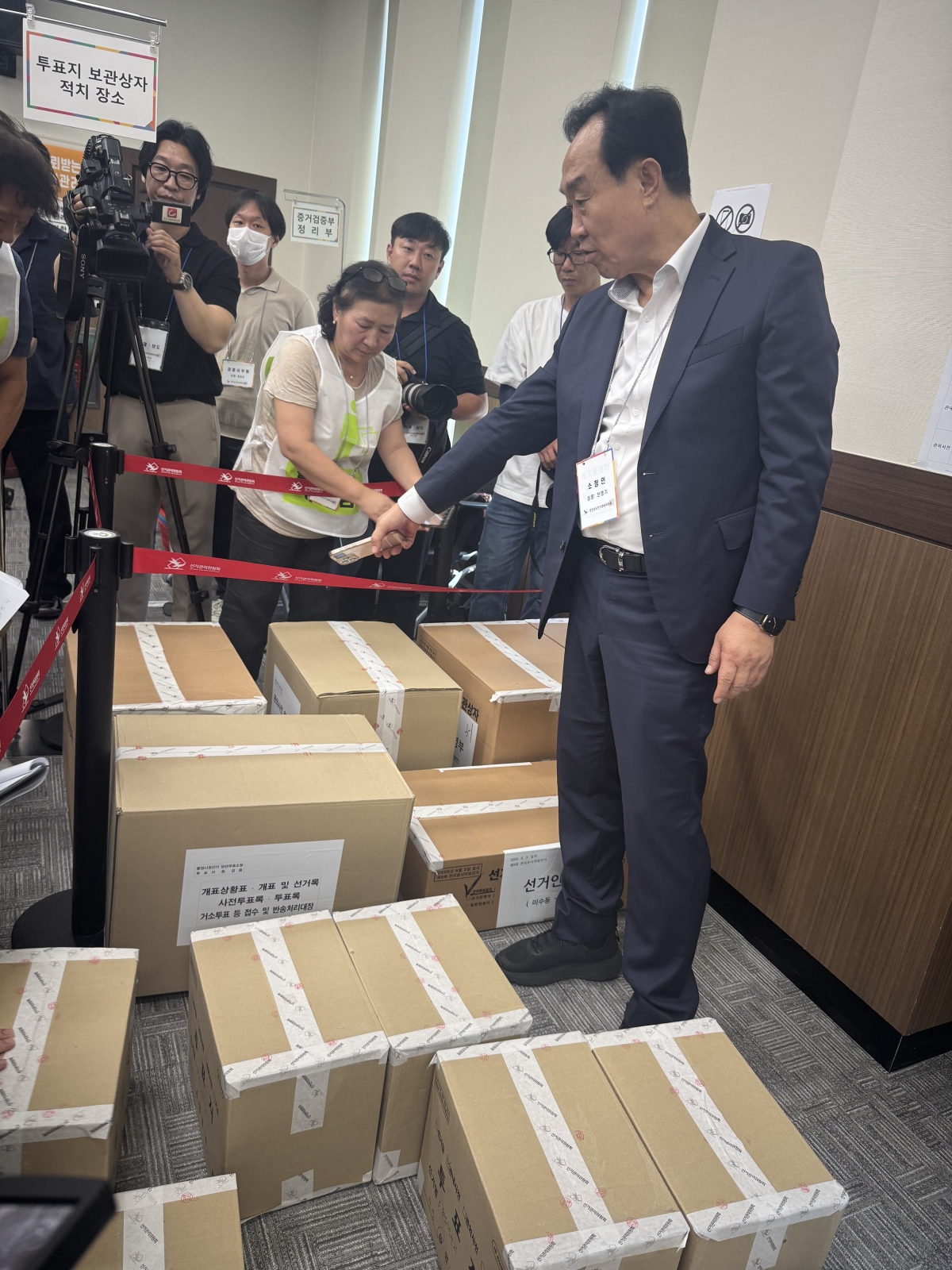 천영기 전 통영시장이 투표지 보관 상자를 검증하고 있다. 2026.7.27. 이창언 기자
