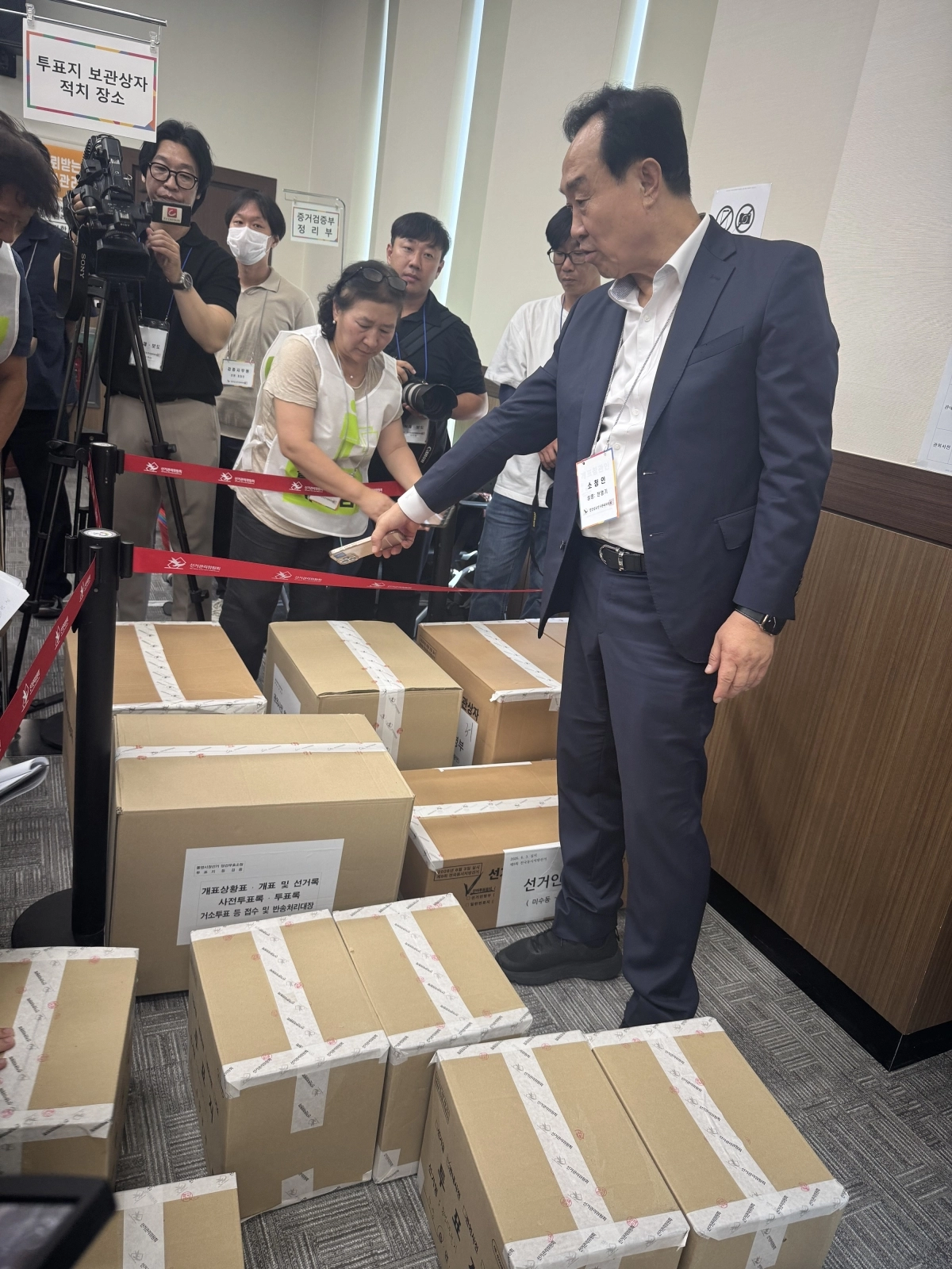 천영기 전 통영시장이 투표지 보관 상자를 검증하고 있다. 2026.7.27. 이창언 기자