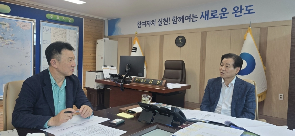 김신 군수와 (주)글로벌냉동식품 관계자가 지난 22일 완도군청에서 유자 가공 공장 건립에 대해 논의하고 있다.