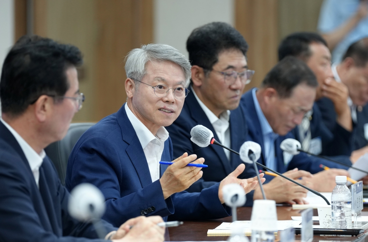 민형배 전남광주통합특별시장이 27일 무안청사에서 열린 ‘사회단체연합회 간담회’에서 참석자들과 시정 협력 방안을 논의하고 있다. 전남광주통합특별시 제공