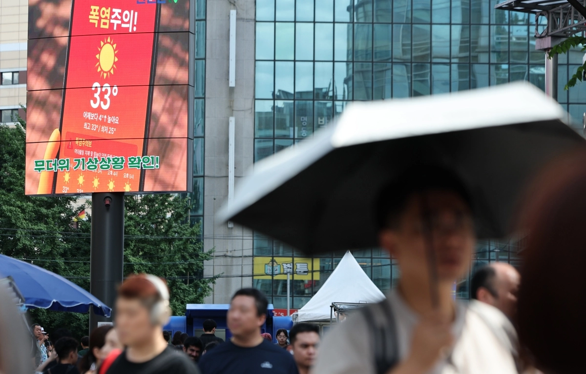 서울 전역에 폭염주의보가 발효된 지난 26일 서울 명동 거리의 한 전광판에 폭염 주의 안내문이 나오고 있다. 연합뉴스