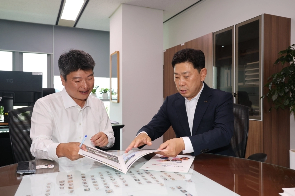 왼쪽부터 박창환 기획예산처 예산총괄심의관, 박용선 포항시장. 포항시 제공