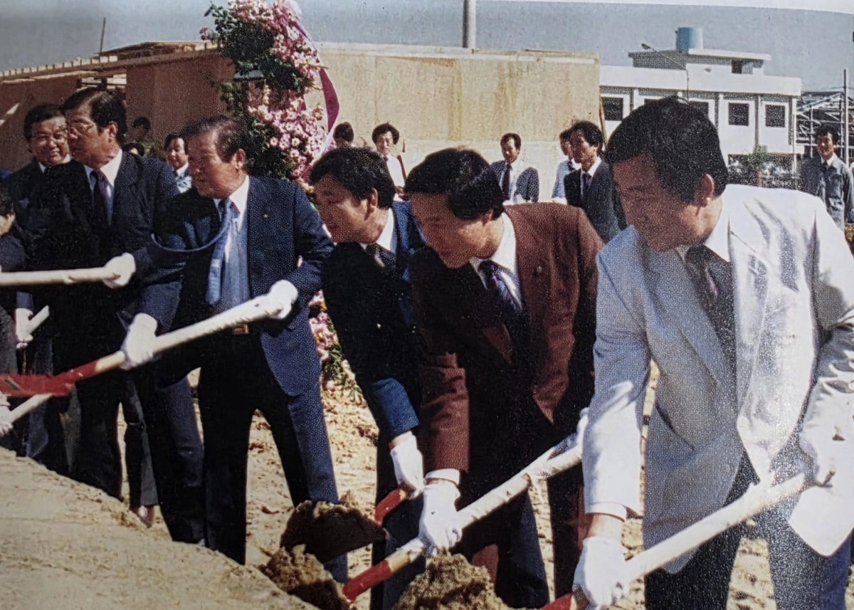 고 송삼석(왼쪽 세번째) 모나미 명예회장이 지난 1988년 모나미 안산공장의 기공식 날 임원들과 첫 삽을 뜨고 있다. 자료: ‘저 높은 곳을 향하여’
