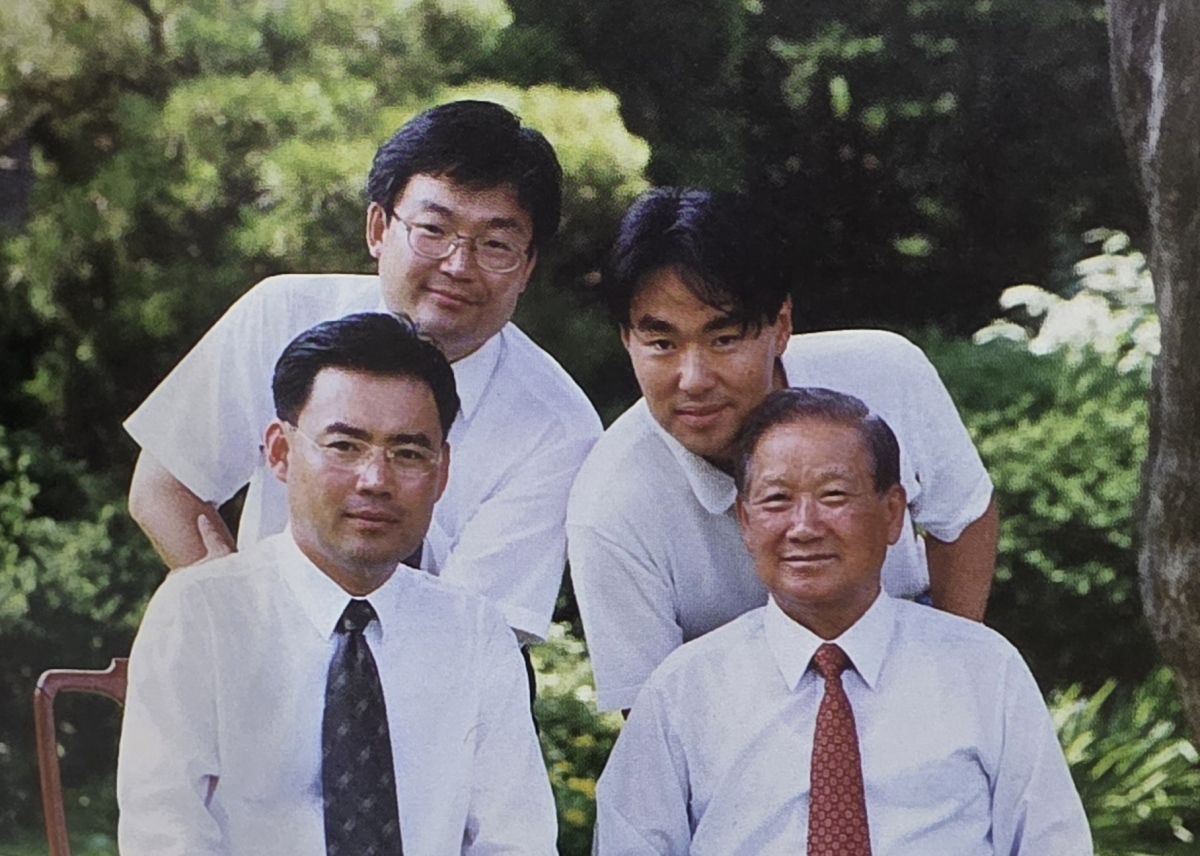 고 송삼석(앞줄 오른쪽) 모나미 명예회장이 아들들과 찍은 가족사진. 앞줄 왼쪽부터 시계 방향으로 장남 송하경 모나미 명예회장, 차남 송하철 항소 대표이사, 삼남 송하윤 대표이사 부회장. 자료: ‘저 높은 곳을 향하여’