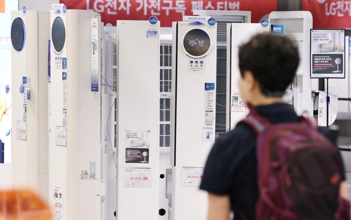 삼성전자 ‘감사 이벤트’를 놓친 다자녀·대가족 가구나 소상공인이라면 최대 30만원까지 환급해주는 한전의 ‘고효율 가전제품 구매비용 지원사업’에 관심을 가져볼 만합니다. 사진은 지난달 서울의 한 대형마트에 에어컨 등 냉방기기가 진열된 모습. 뉴스1