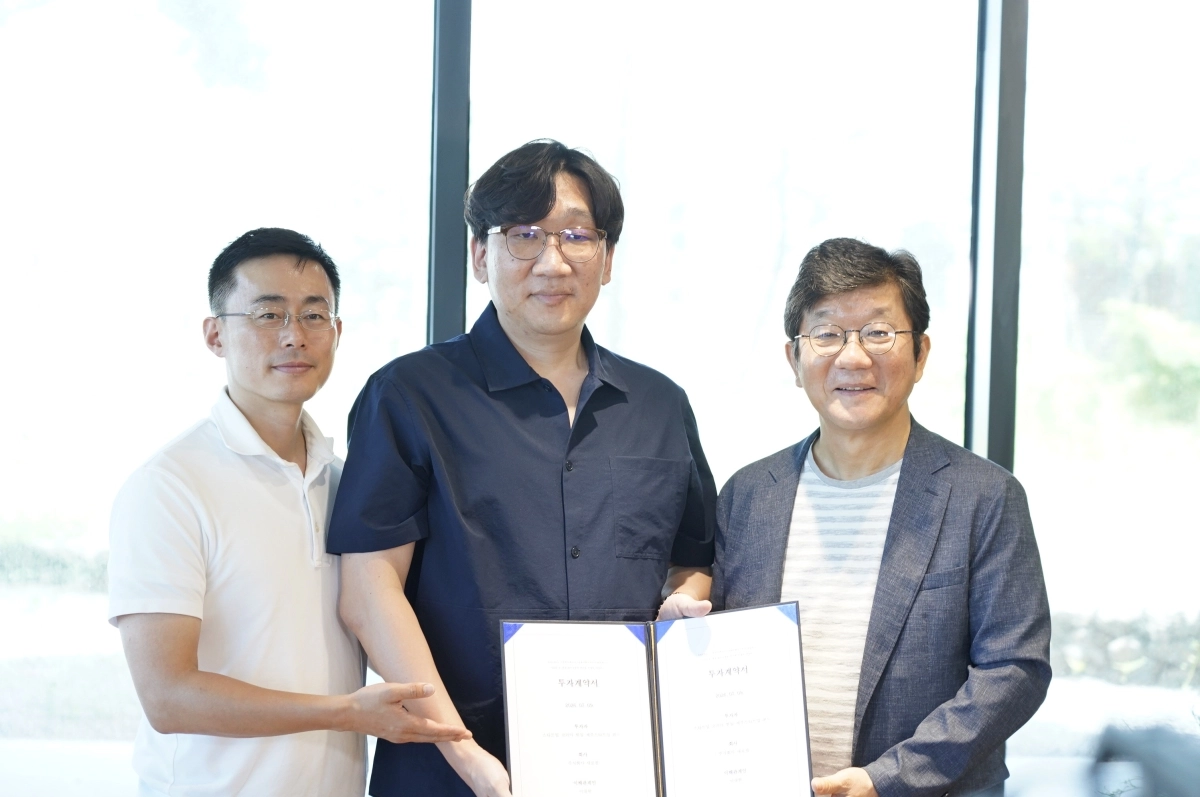 제주도와 제주창조경제혁신센터는 세븐스타파트너스와 공동 운용하는 ‘한일 제주 스타트업 펀드’의 첫 투자 대상으로 AI 기반 애니메이션 제작 자동화 솔루션 기업 ‘새로핌(SAELOFIM)’을 선정했다. 사진 왼쪽부터세븐스타파트너스 정안우 대표, 새로핌 이대현 대표, 제주창조경제혁신센터 이병선 대표. 제주창조경제혁신센터 제공