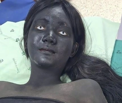 태국의 한 16세 여학생이 온몸을 검게 칠한 귀신 분장 그대로 병원에 실려 가 눈길을 끌었다. 파타야메일 캡처