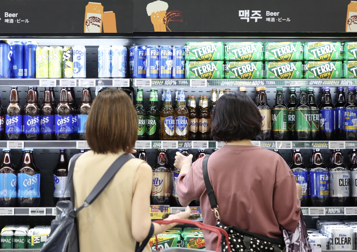 질병관리청이 27일 발표한 ‘2025 지역사회건강조사’ 심층 분석 결과에 따르면 남성이 여성보다 모든 음주 지표에서 높게 나타났으며 40~50대 남성은 5명 중 1명 이상이 고위험음주를 하는 것으로 조사됐다. 여성은 최근 30대 이상 전 연령에서 월간폭음률과 고위험음주율이 증가한 것으로 나타났다. 사진은 이날 서울 시내 한 대형마트 주류매대 모습. 2026.07.27.  뉴시스