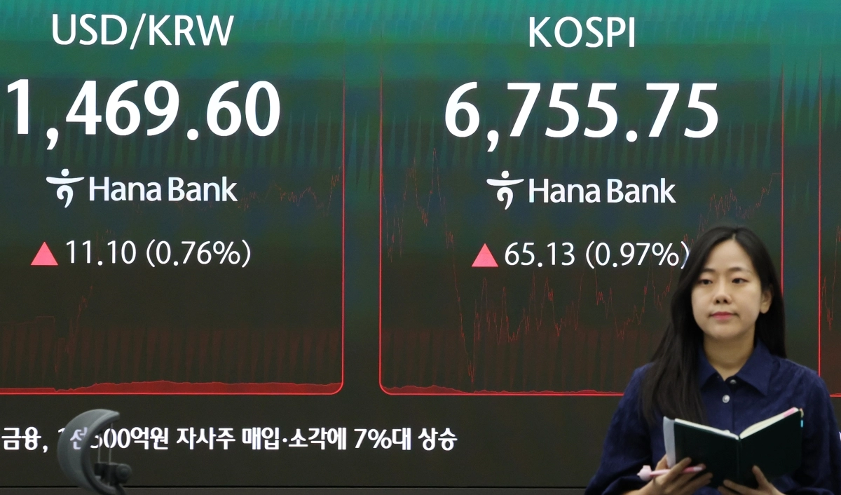 27일 서울 중구 하나은행 딜링룸 현황판에 코스피 등이 표시되고 있다. 이날 코스피는 전장보다 65.13포인트(0.97%) 오른 6,755.75로 거래를 마쳤다. 2026.7.27 연합뉴스
