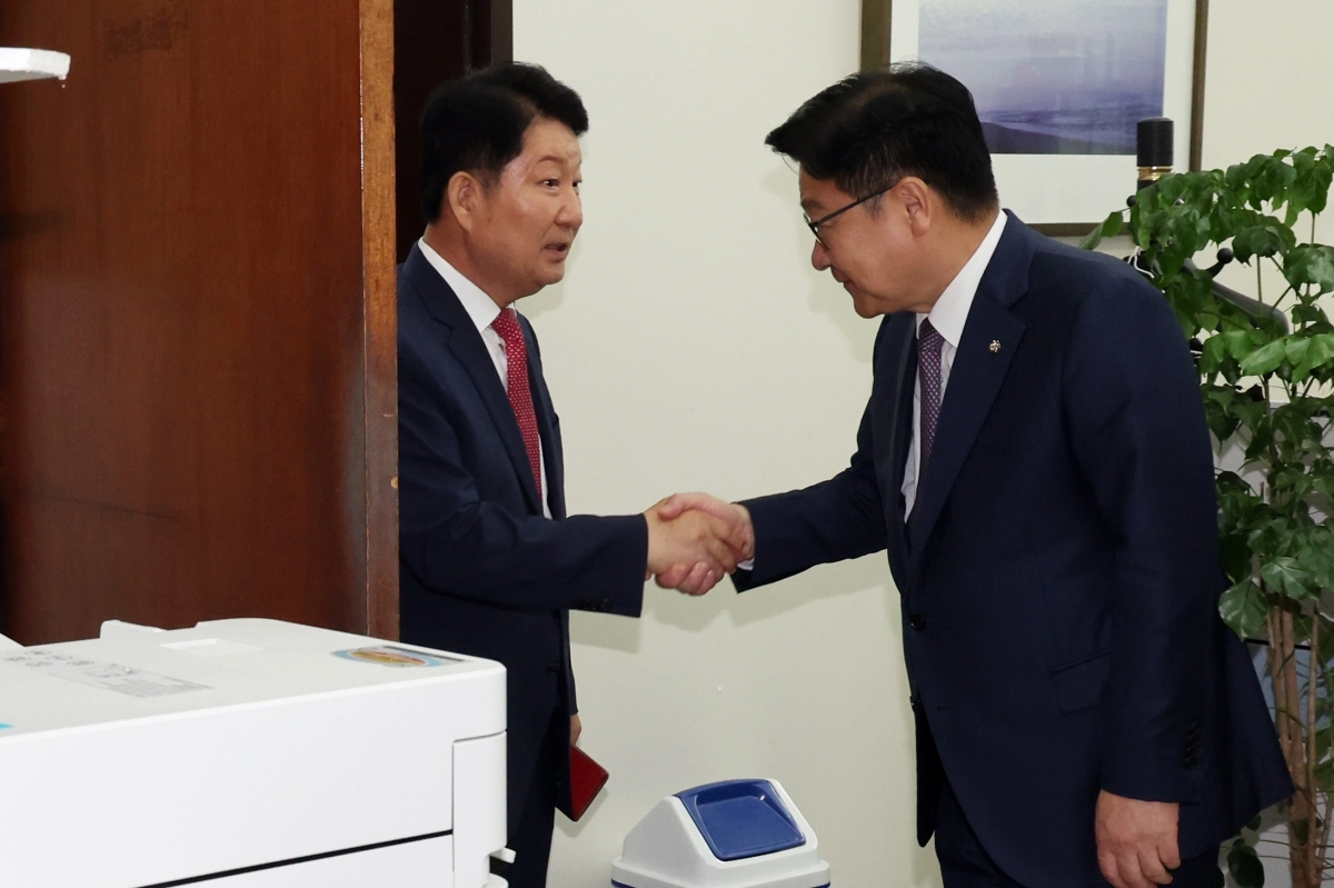 최근 국회 상임위원회 배정 결과에 항의하며 정점식 원내대표의 멱살을 잡아 논란을 일으킨 권영진(왼쪽) 국민의힘 의원이 27일 정 원내대표를 찾아가 사과하며 악수하고 있다. 뉴스1