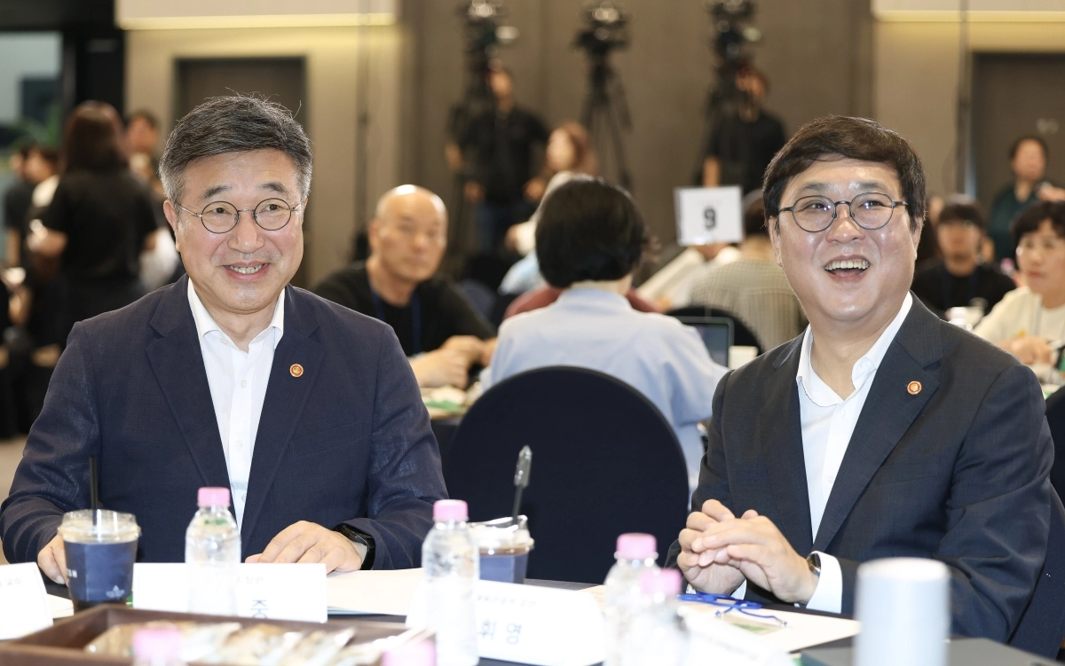 토론회 참석한 윤호중 장관과 최휘영 장관