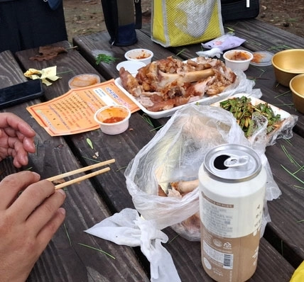 최근 경기 광주 남한산성도립공원에서 단속된 음주 행위.  남한산성세계유산센터 제공