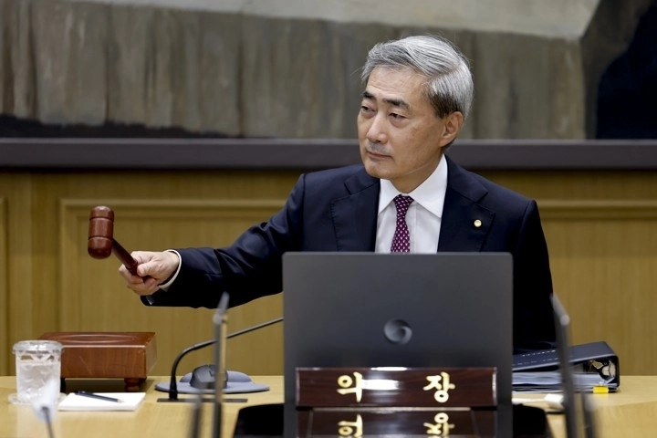 신현송 한국은행 총재가 16일 서울 중구 한국은행에서 열린 금융통화위원회 본회의에 참석해 의사봉을 두드리고 있다. 2026.7.16  사진공동취재단