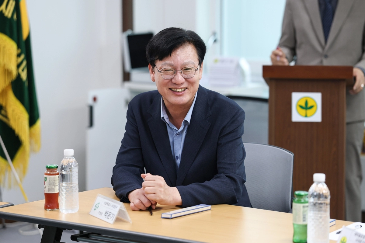박운기 서대문구청장이 지난 23일 ‘2026년 하반기 새마을운동 서대문구지회 이사회’에서 이사들과 자유롭게 의견을 나누고 있다. 서대문구 제공