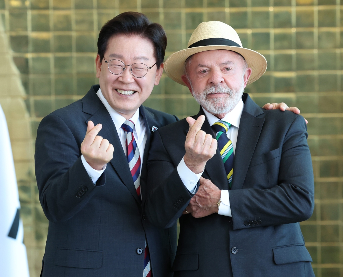 손가락 하트 만들어보이는 한-브라질 정상