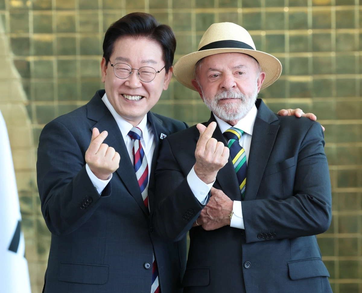 손가락 하트 만들어보이는 한-브라질 정상