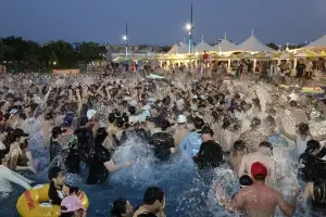 “가성비 워터밤이다” 15만명 몰리더니…‘담배·술’ 엉망진창 된 한강 수영장