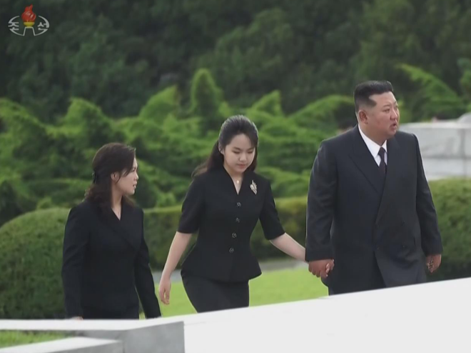 “엄마 판박이네” 리설주보다 커진 김주애, 김정은 옆자리까지 차지했다[포착]