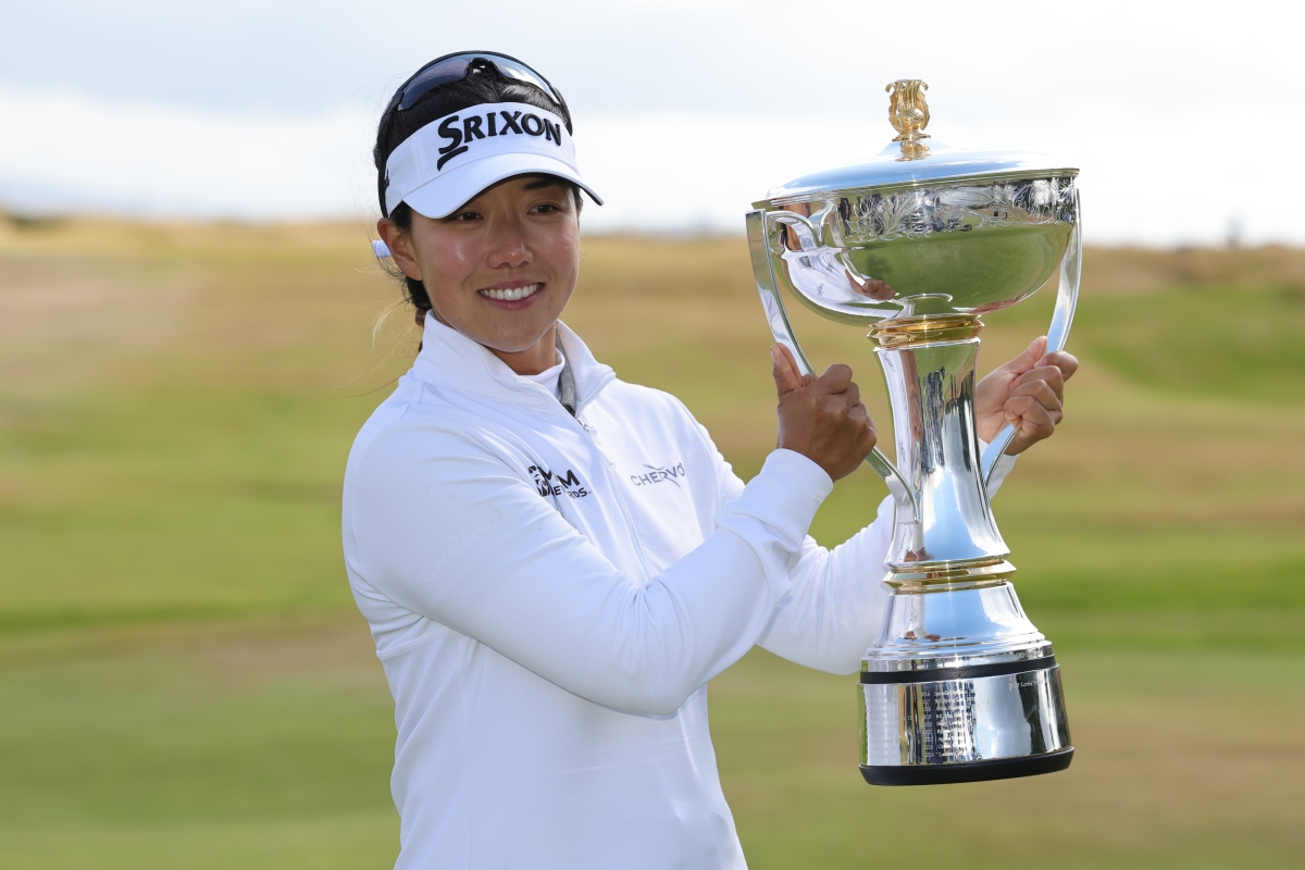 LPGA 투어 ISPS 한다 스코틀랜드 여자 오픈 우승 트로피를 든 신지은.