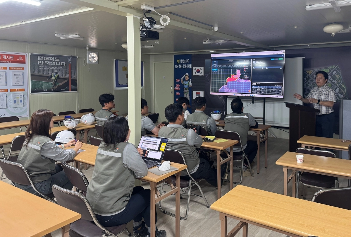 호반건설 현장 기술자들이 인공지능(AI) 기반 레미콘 자동 수량 산출 프로그램 활용 교육을 받고 있다. 호반그룹 제공