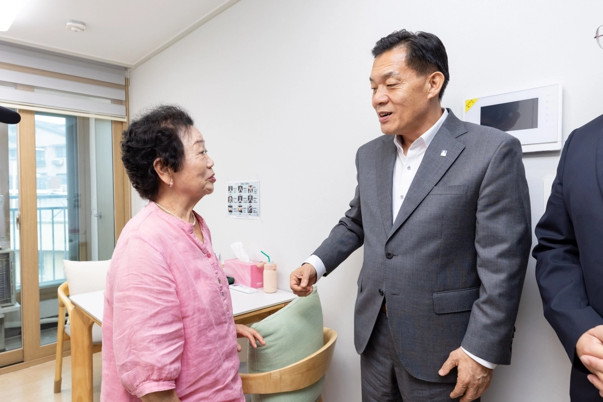 이재준 수원특례시장이 27일 ‘새빛돌봄스테이션’ 입주자와 이야기를 나누고 있다. 수원시 제공