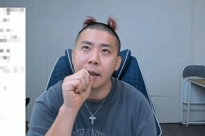 BJ(인터넷 방송인) 철구가 28일 자신의 인터넷 방송을 통해 원정도박과 불법사채 이용 사실을 고백하며 이날 자수하겠다고 밝히고 있다. 철구 SOOP 채널 캡처