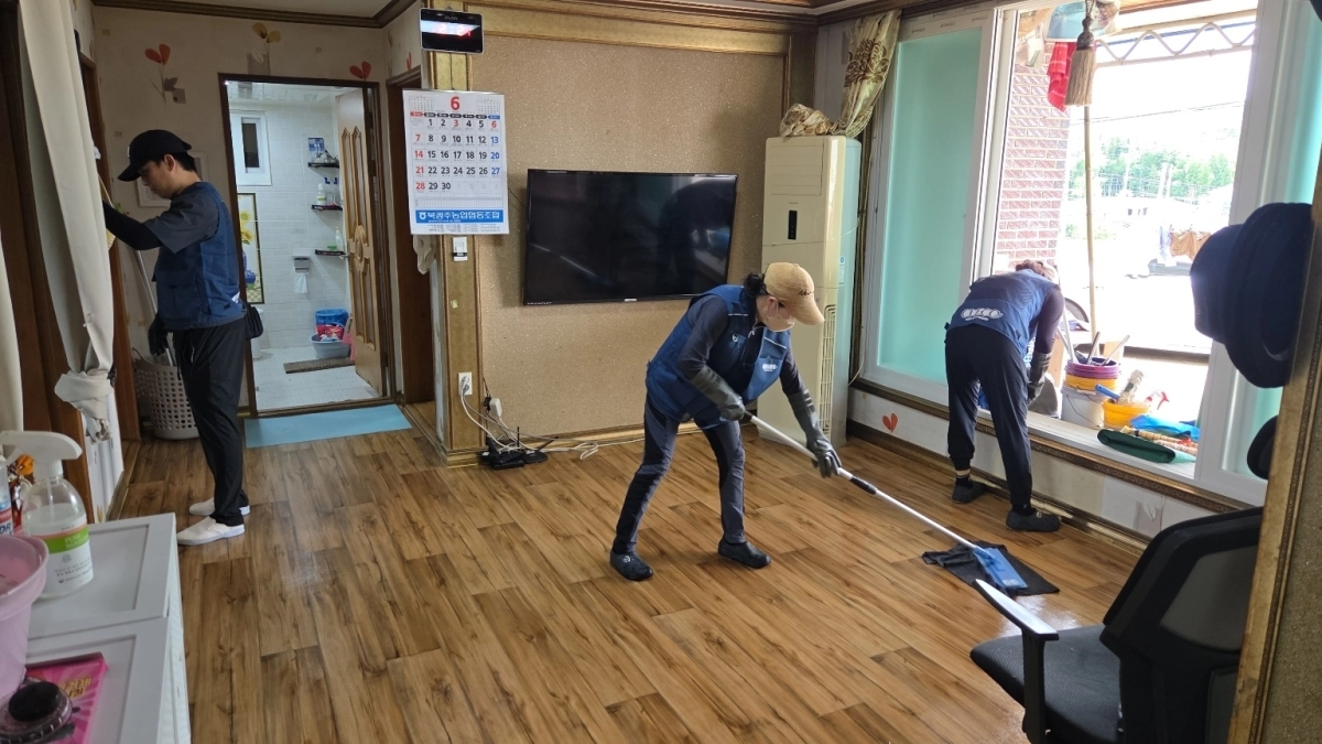 통합돌봄서비스 참여자들이 ‘청소 서비스’를 제공하고 있다. 전남광주통합특별시 제공