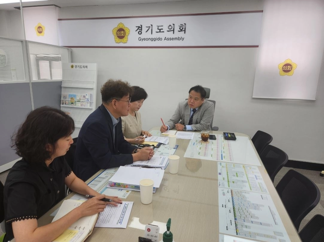 ▲ 지난 24일 경기도교육청 협력국 복지협력과 관계자와 만나, 신입생 교복 지원사업 및 학교주관구매제도 운영 현황 점검 및 지역 소상공인의입찰 참여 확대와 학부모 부담 경감 방안 등에 대해 논의한 조병진 의원(사진=경기도의회)