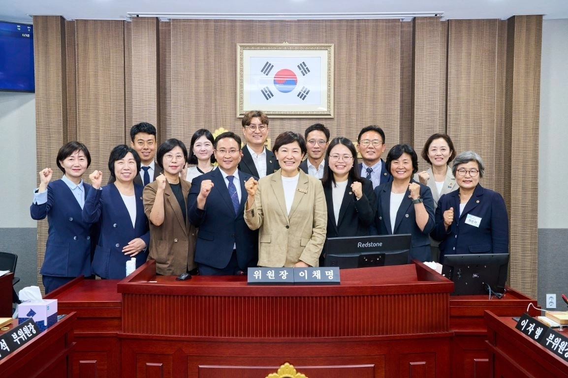 ▲ 경기도교육청 예산결산특별위원회 위원으로 선임된 장윤정 의원을 비롯한 참석자들이 기념촬영을 하고 있다. (사진=경기도의회)