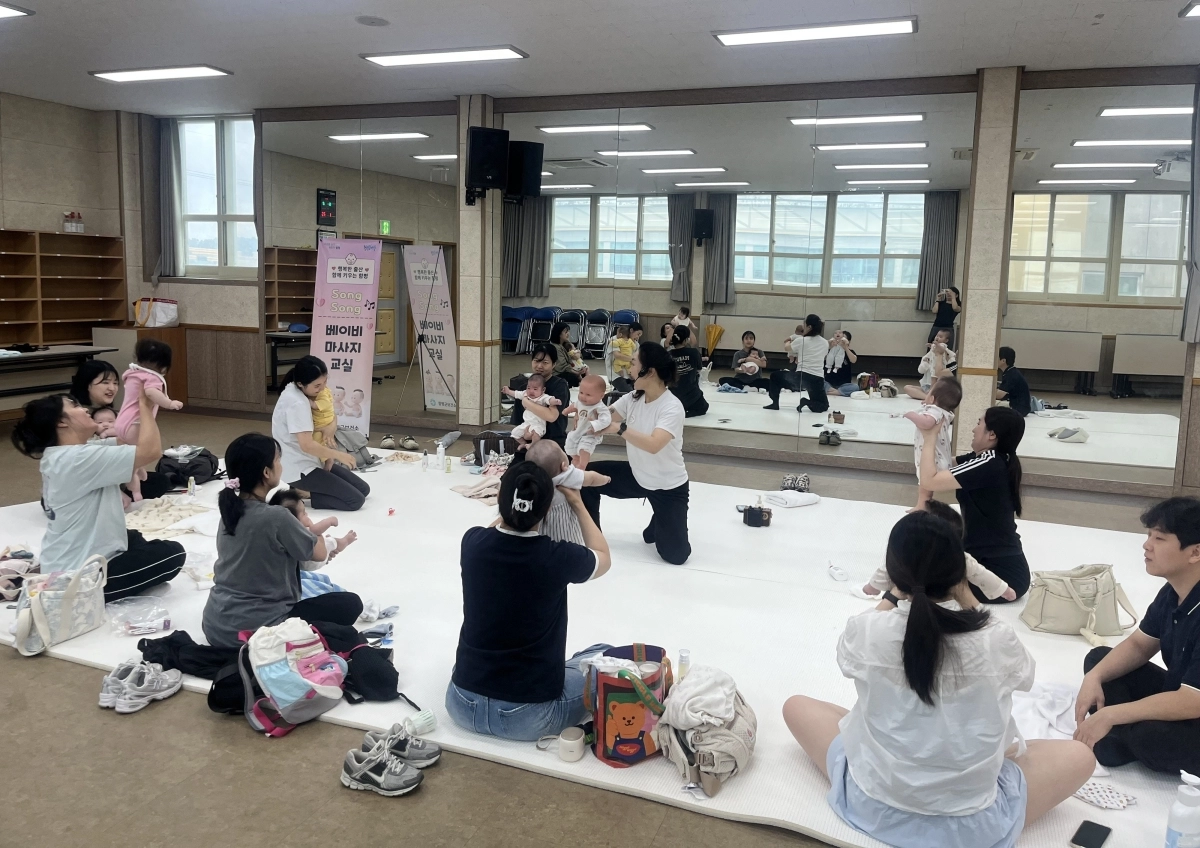함평군이 신생아 베이비 마사지 교실을 운영하고 있다.