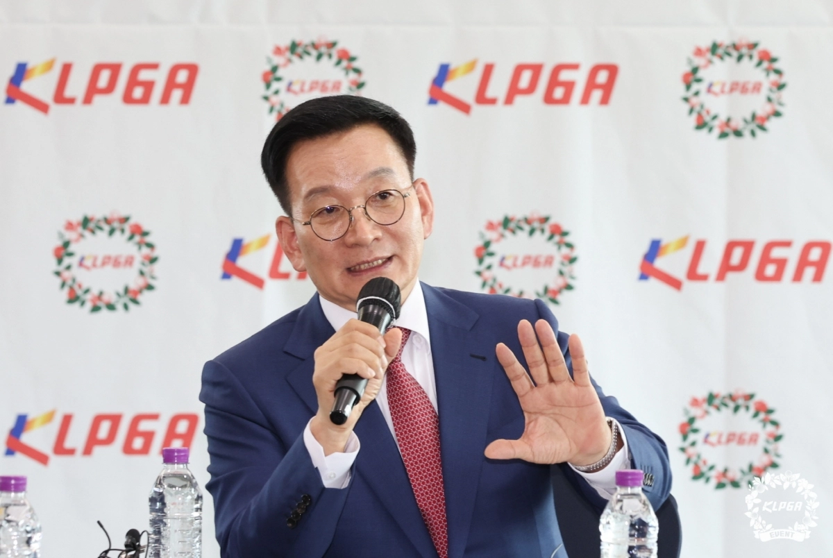 KLPGA는 국내에서 개최되는 LPGA투어 대회에 KLPGA투어 선수가 출전하기 위해서는 KLPGA의 공인을 받아야 한다는 규정을 없앴다. 이는 김상열  KLPGA 회장이 취임 때 KLPGA 선수들이 LPGA투어 대회에 출전하지 못하는 각종 걸림돌을 다 없애겠다고 공약한데 따른 것이다. 김상열 회장의 발언 모습. KLPGA 제공.