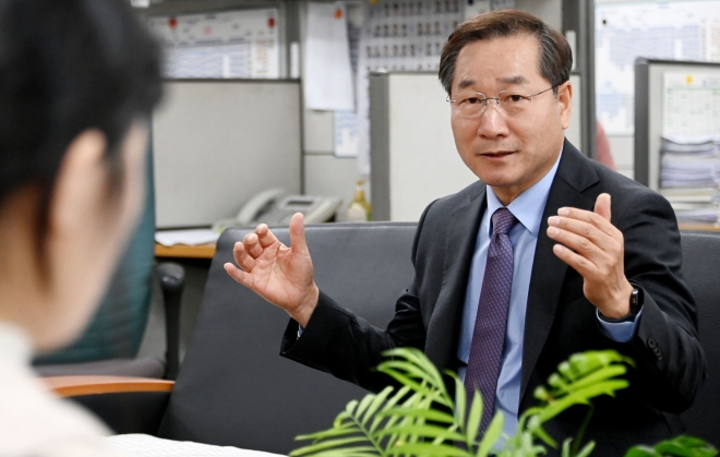 경찰, ‘가상자산 은닉’ 혐의 유정복 전 인천시장 집 압수수색