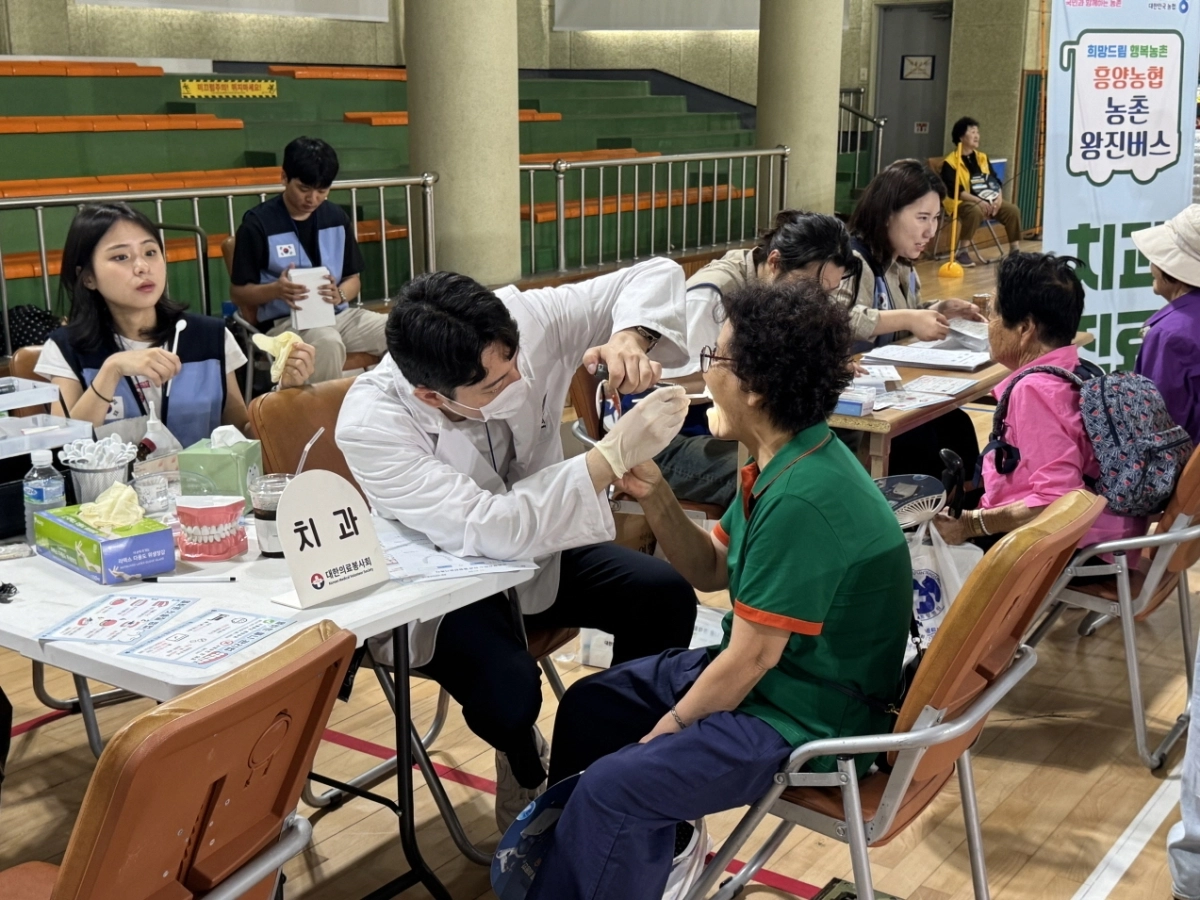 지난 23일 고흥군 도화중학교 체육관에서 열린 농촌왕진버스 의료진들이 주민들에게 무료 진료를 하고 있다.